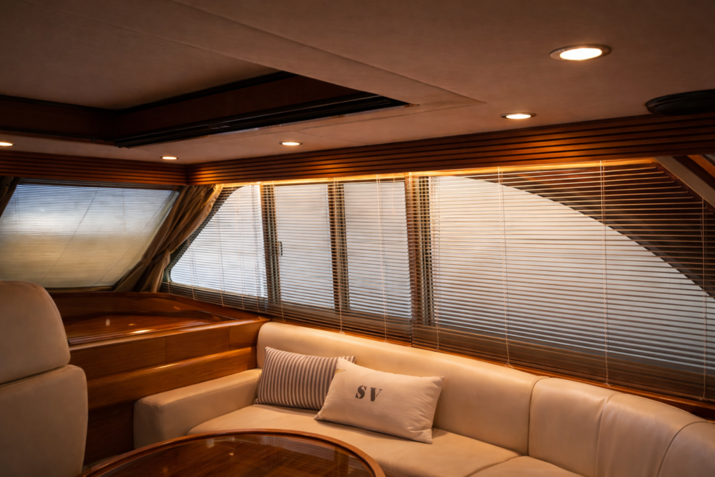 Jaloezieën op maat luxaflex verano maatwerk in verdubbeling voor boten Friesland Sneek scheepstoffering